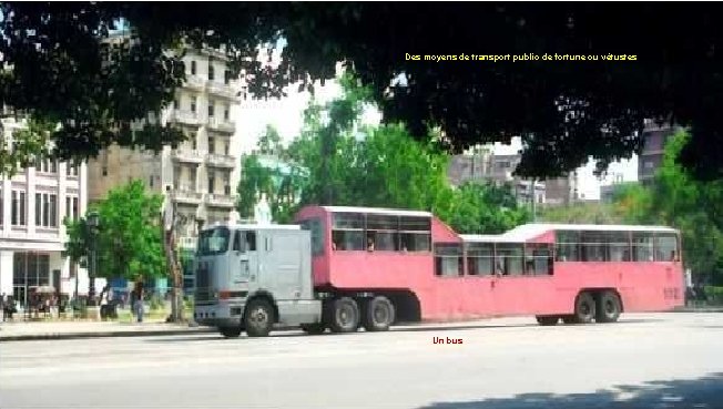 Des moyens de transport public de fortune ou vétustes Un bus 