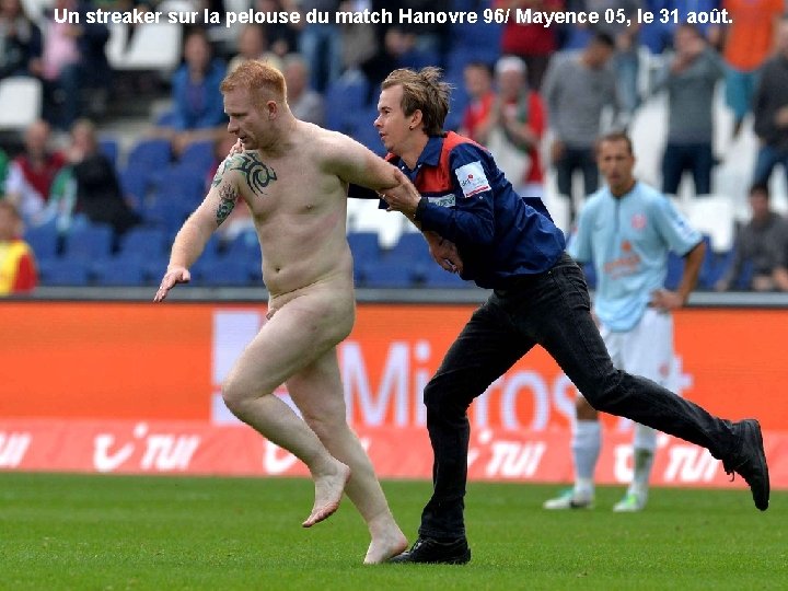 Un streaker sur la pelouse du match Hanovre 96/ Mayence 05, le 31 août.