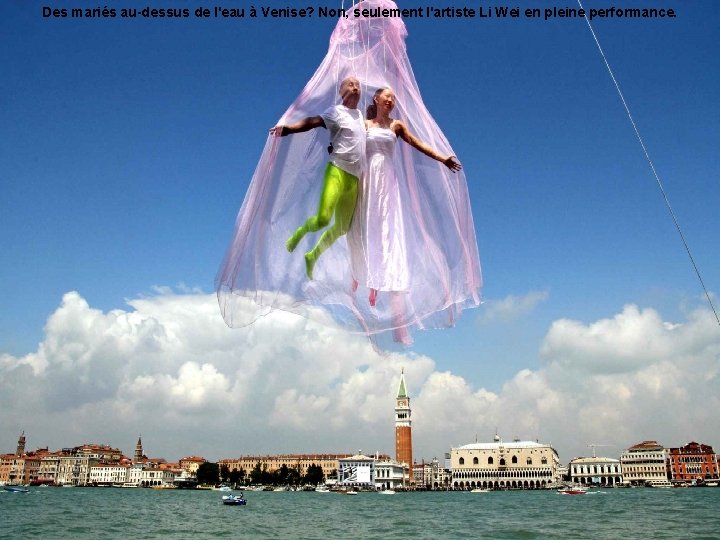 Des mariés au-dessus de l'eau à Venise? Non, seulement l'artiste Li Wei en pleine