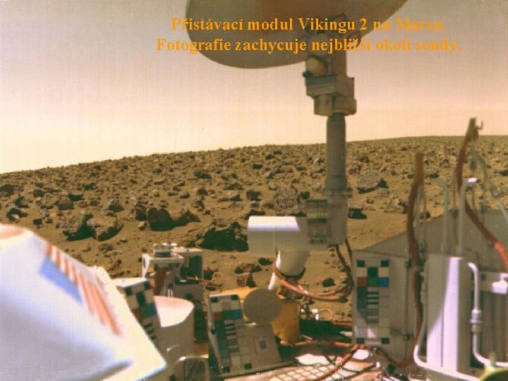 Přistávací modul Vikingu 2 na Marsu. Fotografie zachycuje nejbližší okolí sondy. 