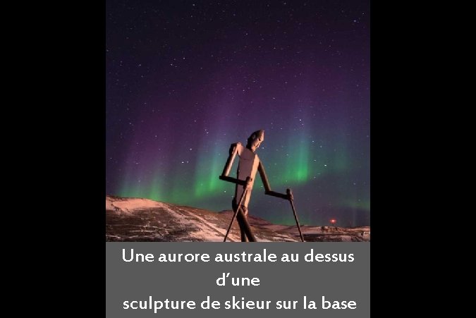 Une aurore australe au dessus d’une sculpture de skieur sur la base 