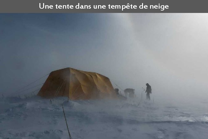 Une tente dans une tempête de neige 