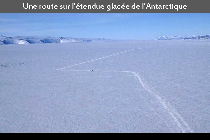 Une route sur l’étendue glacée de l’Antarctique 