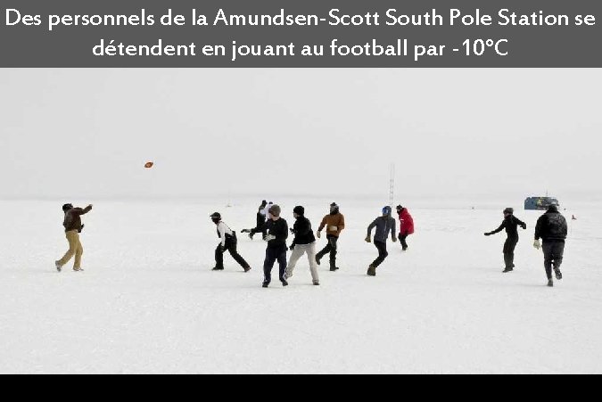 Des personnels de la Amundsen-Scott South Pole Station se détendent en jouant au football