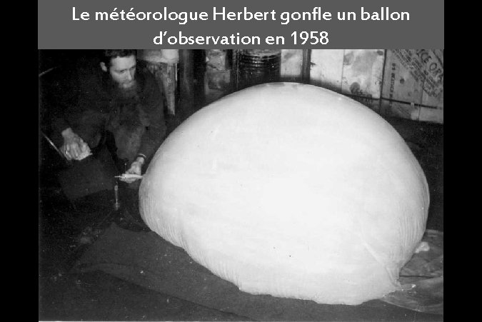 Le météorologue Herbert gonfle un ballon d’observation en 1958 