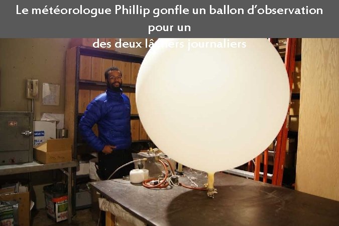 Le météorologue Phillip gonfle un ballon d’observation pour un des deux lâchers journaliers 