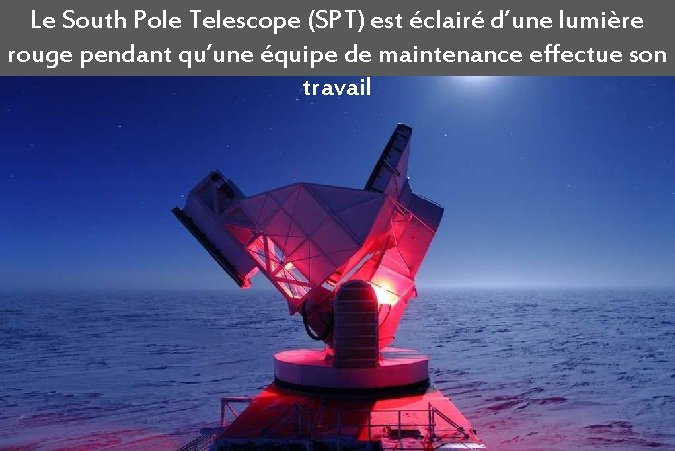 Le South Pole Telescope (SPT) est éclairé d’une lumière rouge pendant qu’une équipe de