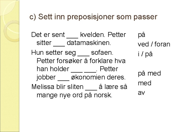 c) Sett inn preposisjoner som passer Det er sent ___ kvelden. Petter sitter ___