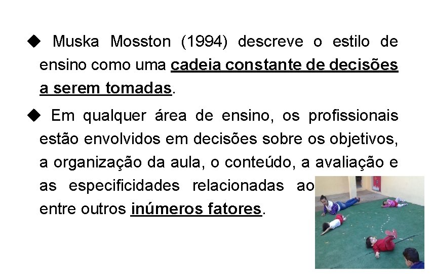 u Muska Mosston (1994) descreve o estilo de ensino como uma cadeia constante de