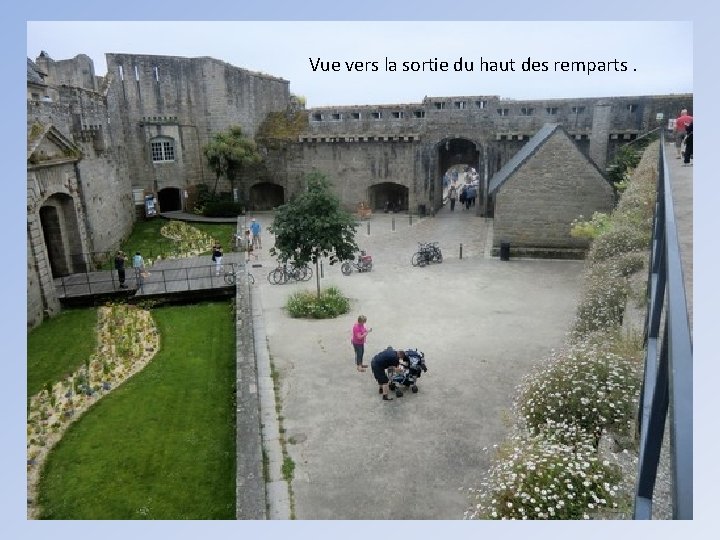 Vue vers la sortie du haut des remparts. 