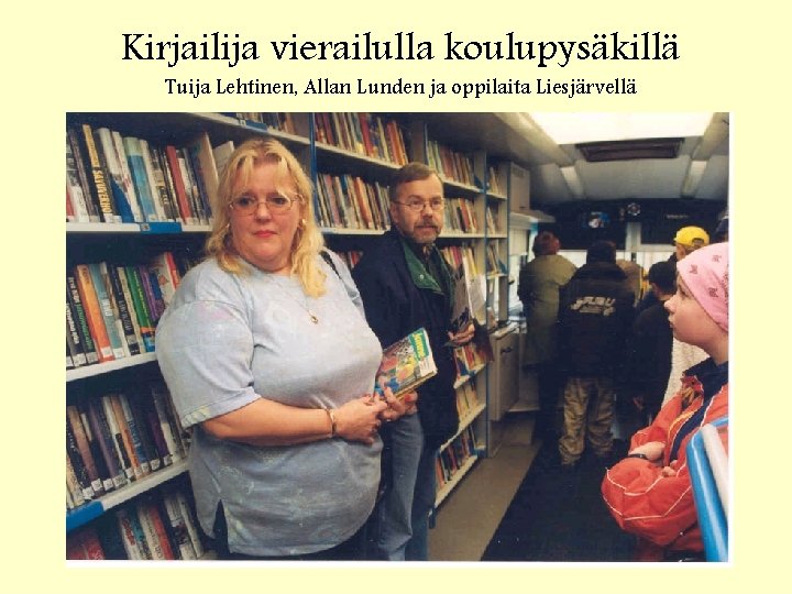 Kirjailija vierailulla koulupysäkillä Tuija Lehtinen, Allan Lunden ja oppilaita Liesjärvellä 