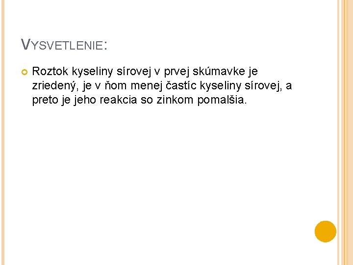 VYSVETLENIE: Roztok kyseliny sírovej v prvej skúmavke je zriedený, je v ňom menej častíc