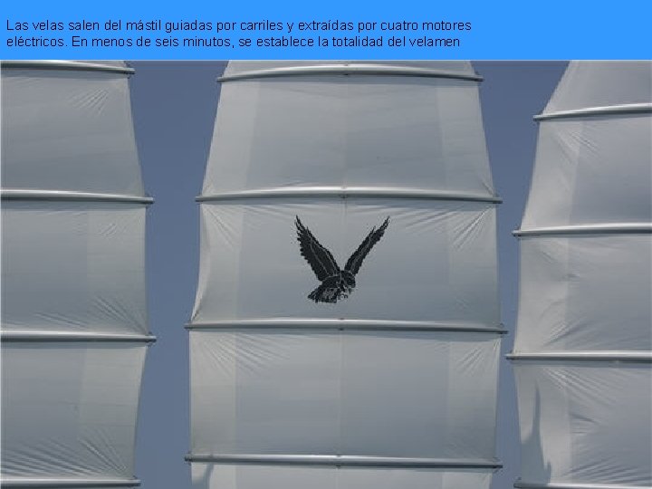 Las velas salen del mástil guiadas por carriles y extraídas por cuatro motores eléctricos.