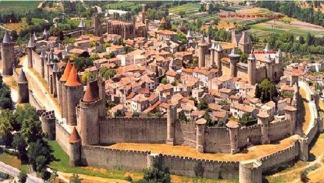 Vue d’en haut de la cité médiévale Le château comtal 