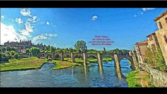 Pont-Vieux sur le fleuve Aude, permet d’accéder à la cité depuis la ville basse