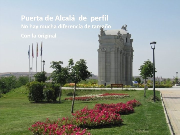 Puerta de Alcalá de perfil No hay mucha diferencia de tamaño Con la original