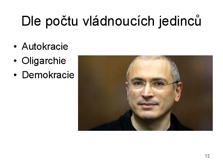 Dle počtu vládnoucích jedinců • Autokracie • Oligarchie • Demokracie 12 