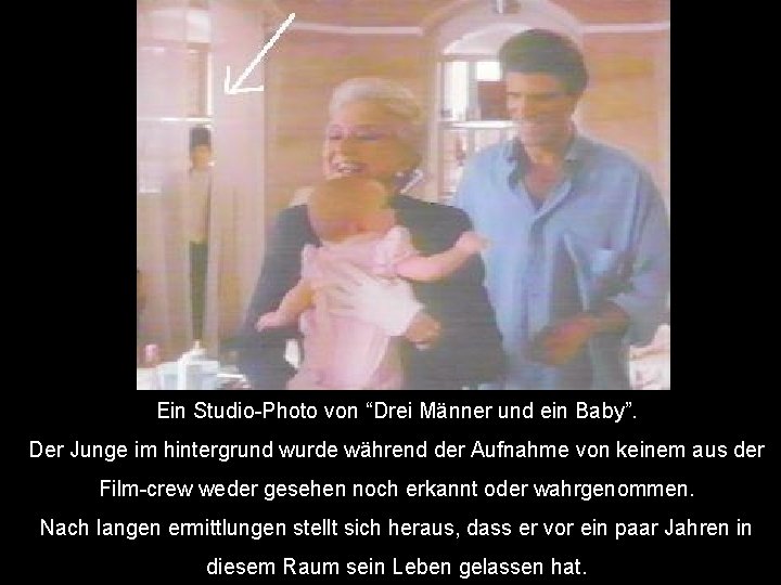 Ein Studio-Photo von “Drei Männer und ein Baby”. Der Junge im hintergrund wurde während