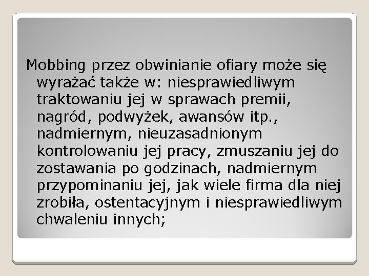 Mobbing przez obwinianie ofiary może się wyrażać także w: niesprawiedliwym traktowaniu jej w sprawach