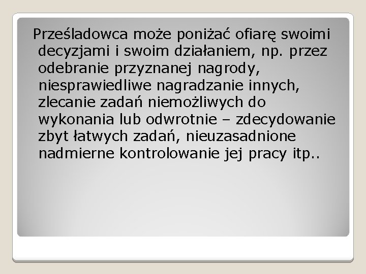 Prześladowca może poniżać ofiarę swoimi decyzjami i swoim działaniem, np. przez odebranie przyznanej nagrody,