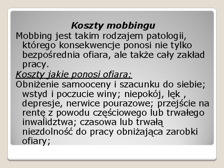 Koszty mobbingu Mobbing jest takim rodzajem patologii, którego konsekwencje ponosi nie tylko bezpośrednia ofiara,