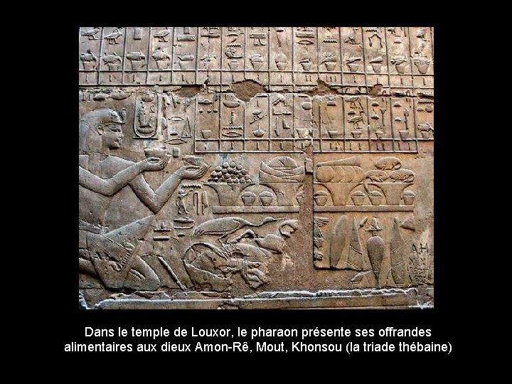 Dans le temple de Louxor, le pharaon présente ses offrandes alimentaires aux dieux Amon-Rê,
