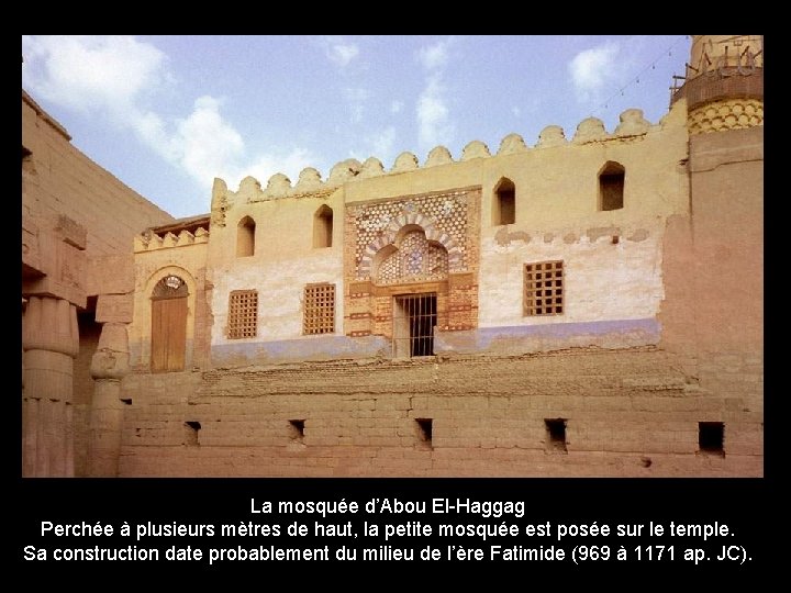 La mosquée d’Abou El-Haggag Perchée à plusieurs mètres de haut, la petite mosquée est