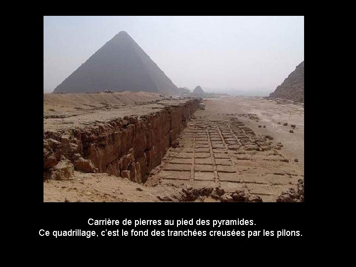 Carrière de pierres au pied des pyramides. Ce quadrillage, c’est le fond des tranchées