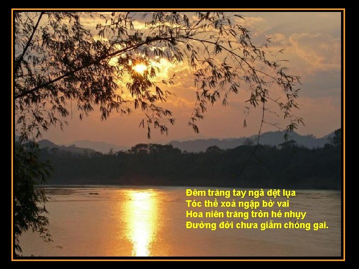 Đêm trăng tay ngà dệt lụa Tóc thề xoả ngập bờ vai Hoa niên