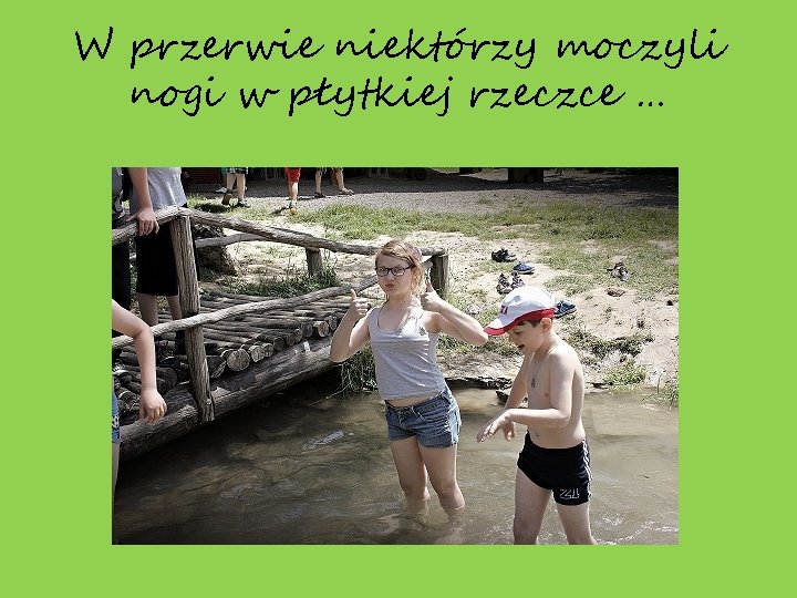 W przerwie niektórzy moczyli nogi w płytkiej rzeczce … 