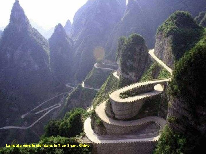 La route vers le ciel dans le Tien Shan, Chine 