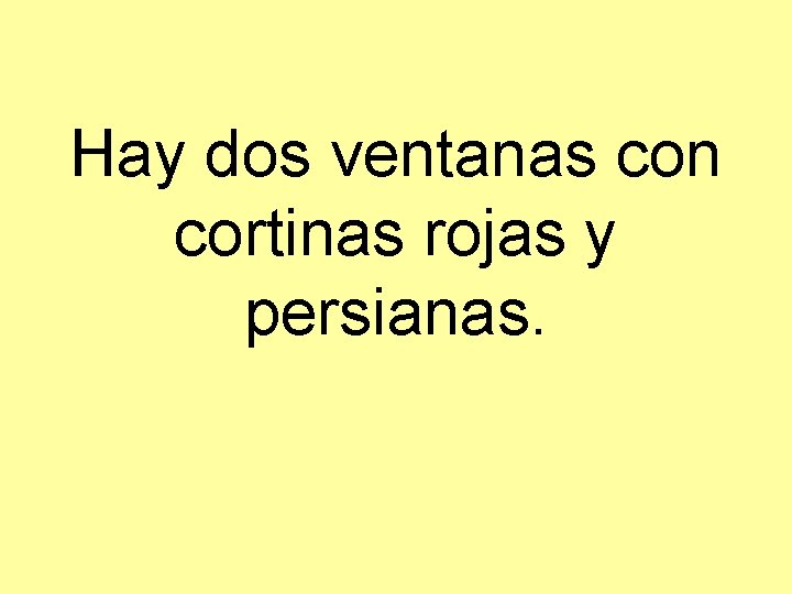 Hay dos ventanas con cortinas rojas y persianas. 