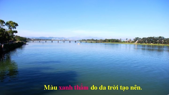 Màu xanh thẳm do da trời tạo nên. 