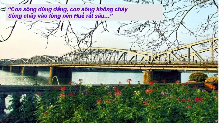 “Con sông dùng dằng, con sông không chảy Sông chảy vào lòng nên Huế