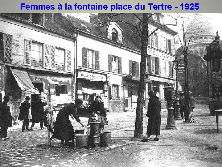 Femmes à la fontaine place du Tertre - 1925 