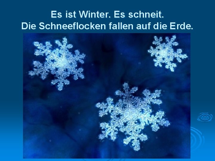 Es ist Winter. Es schneit. Die Schneeflocken fallen auf die Erde. 