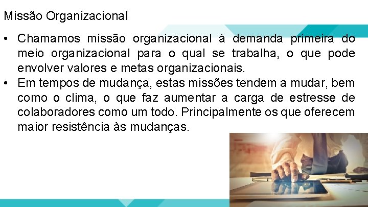 Missão Organizacional • Chamamos missão organizacional à demanda primeira do meio organizacional para o