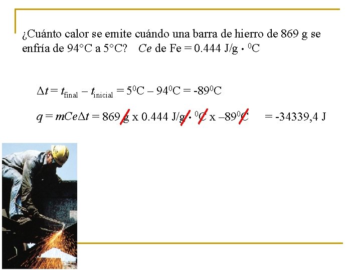 ¿Cuánto calor se emite cuándo una barra de hierro de 869 g se enfría
