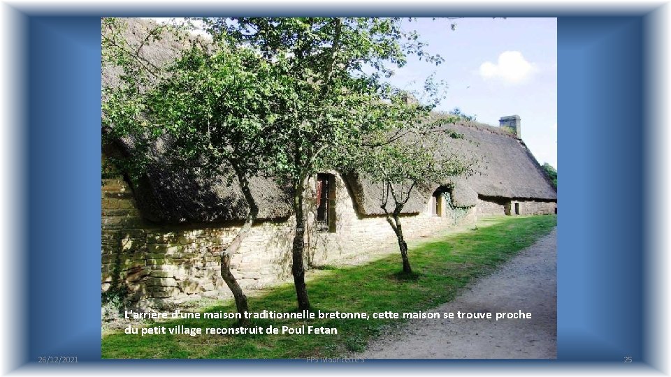 L'arrière d'une maison traditionnelle bretonne, cette maison se trouve proche du petit village reconstruit
