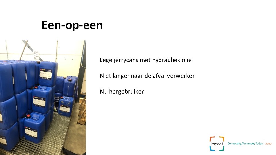 Een-op-een Lege jerrycans met hydrauliek olie Niet langer naar de afval verwerker Nu hergebruiken Een-op-een Lege jerrycans met hydrauliek olie Niet langer naar de afval verwerker Nu hergebruiken