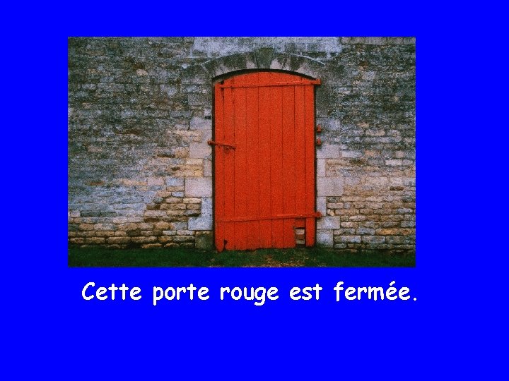 Cette porte rouge est fermée. 