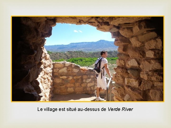 Le village est situé au-dessus de Verde River 