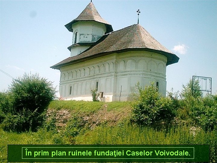 În prim plan ruinele fundaţiei Caselor Voivodale. 