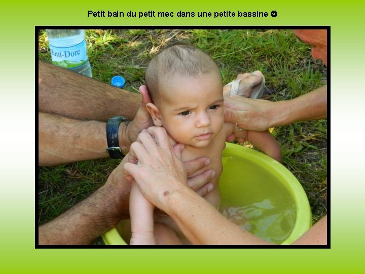 Petit bain du petit mec dans une petite bassine 