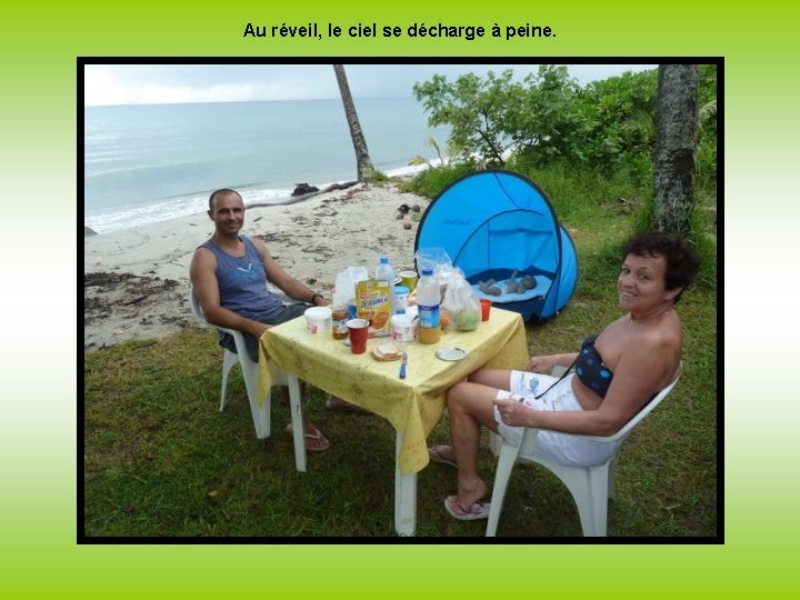 Au réveil, le ciel se décharge à peine. 