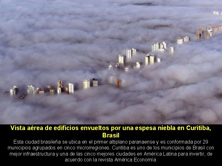 Vista aérea de edificios envueltos por una espesa niebla en Curitiba, Brasil Esta ciudad