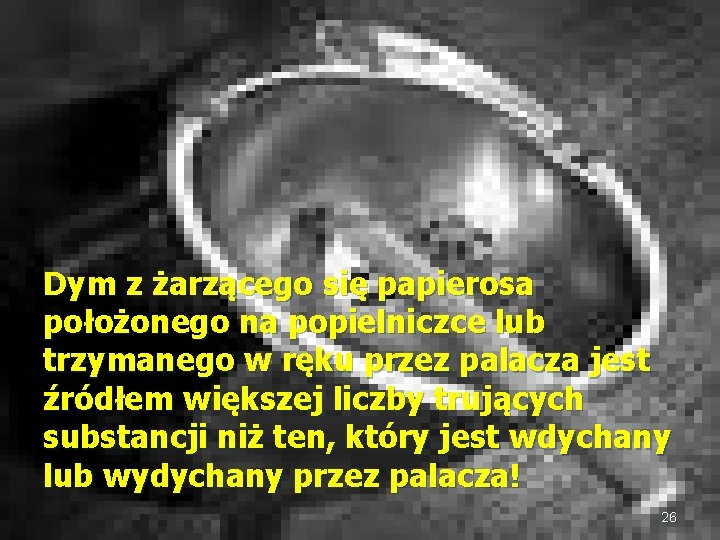 Dym z żarzącego się papierosa położonego na popielniczce lub trzymanego w ręku przez palacza