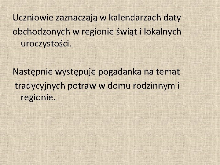 Uczniowie zaznaczają w kalendarzach daty obchodzonych w regionie świąt i lokalnych uroczystości. Następnie występuje