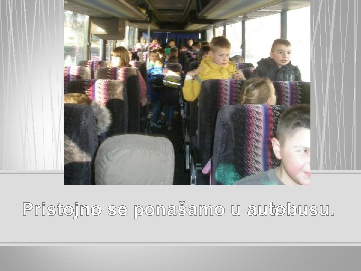 Pristojno se ponašamo u autobusu. 