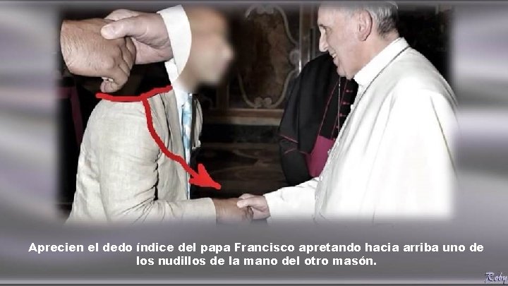 Aprecien el dedo índice del papa Francisco apretando hacia arriba uno de los nudillos Aprecien el dedo índice del papa Francisco apretando hacia arriba uno de los nudillos